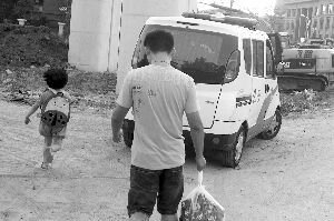 昨天，小豆被民警帶走，轉(zhuǎn)移到別處居住現(xiàn)代快報記者辛一攝