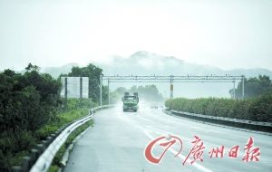 　當(dāng)天事故發(fā)生的現(xiàn)場處于一個彎道，很多司機(jī)反映說來不及減速。