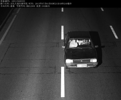 警方就是通過(guò)這張清晰的視頻圖片找到嫌犯。