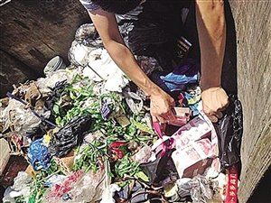 30萬(wàn)元現(xiàn)金是張紅軍收拾垃圾箱時(shí)找到的 30萬(wàn)元現(xiàn)金是張紅軍收拾垃圾箱時(shí)找到的