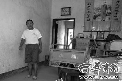 8月16日，在家中接受監(jiān)外執(zhí)行4年刑期的汪衛(wèi)國（化名）剛剛送走家訪的法官。