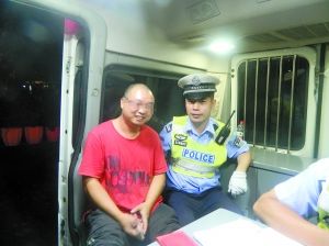 冉強(qiáng)開心地接受了民警的處罰和教育。高新區(qū)交巡警支隊(duì)供圖