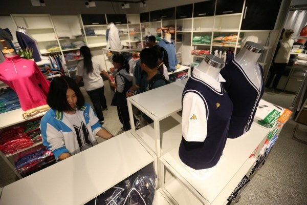 　9月12日，北京，十一學(xué)校在推出三大類、超過(guò)40款“最潮”校服，吸引學(xué)生搶購(gòu)。