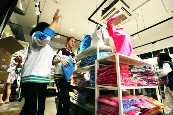 　9月12日，北京，十一學(xué)校在推出三大類、超過(guò)40款“最潮”校服，吸引學(xué)生搶購(gòu)。