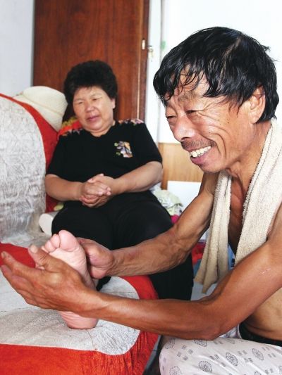 慈成富為老伴按摩。 慈成富為老伴按摩。