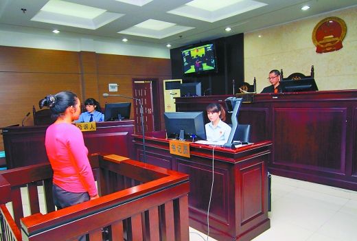    9月29日，萬(wàn)州區(qū)人民法院，被告王桂娟（化名）在庭審現(xiàn)場(chǎng)。 重慶晨報(bào)記者 胡杰 實(shí)習(xí)生 黃敬坤 攝