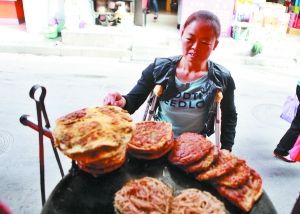 手頭拮據(jù)，每天只能吃一頓飯。