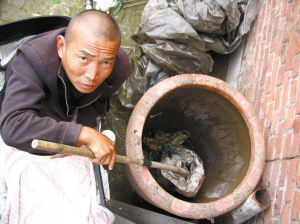 鄭艷良講述鋸腿經過。本報記者 汪洋 攝