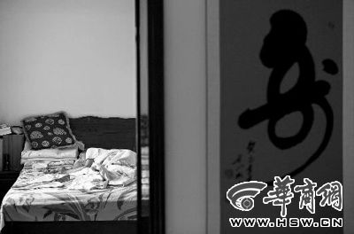 昨日，徐萬(wàn)發(fā)躺在自家床上，鼻子插著氧氣管 記者張杰攝