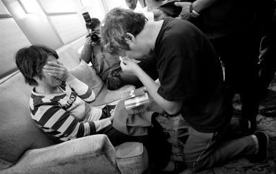 李春平跪在劉洪魁母親跟前送上捐款。談及烈士，兩人相對(duì)而泣