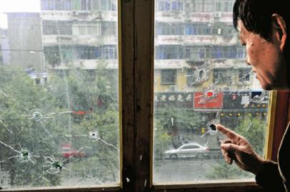 10月17日，朱先生家窗戶被擊穿。