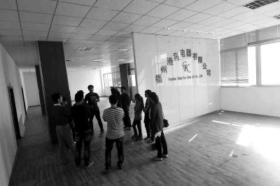 曾經看似正規(guī)且豪華的公司，如今空空如也，只剩進門處的公司名稱還赫然在目