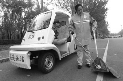 比賽之前張起超在多功能清潔車前練習動作。