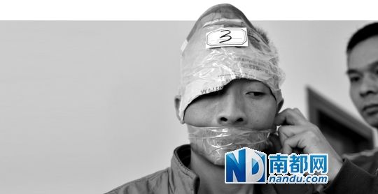 為了防止犯罪嫌疑人串供，民警用膠帶將犯罪嫌疑人的嘴封住。
