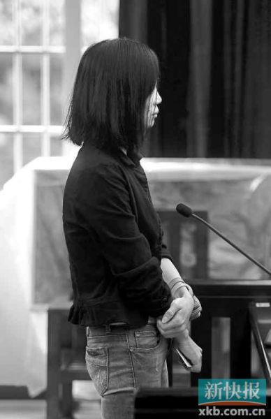 昨日，何敏在庭上抿著嘴不停抹眼淚。新快報(bào)記者孫毅/攝