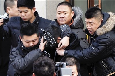 男子持刀綁架女友高喊“別離開(kāi)我”獲刑5年 男子持刀綁架女友高喊“別離開(kāi)我”獲刑5年