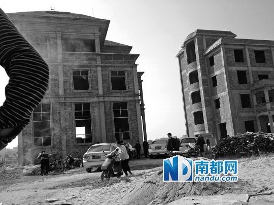 兩棟被舉報(bào)的違建樓下昨日一度聚集了超過(guò)百人，城管離開(kāi)后逐漸散去。南都記者張志韜實(shí)習(xí)生宋超攝