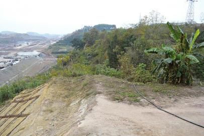 劉某被拋下地方6米處，是一處10多米深的懸崖。