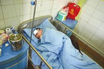 被拋棄荒野的傷者劉某在接受治療。