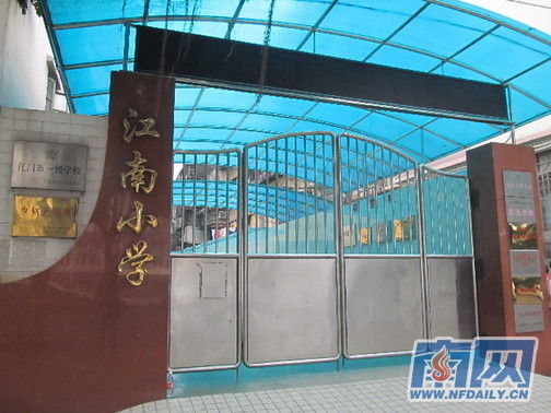 涉事學(xué)校請(qǐng)了心理專(zhuān)家對(duì)師生進(jìn)行輔導(dǎo)，保持學(xué)校正常教學(xué)秩序