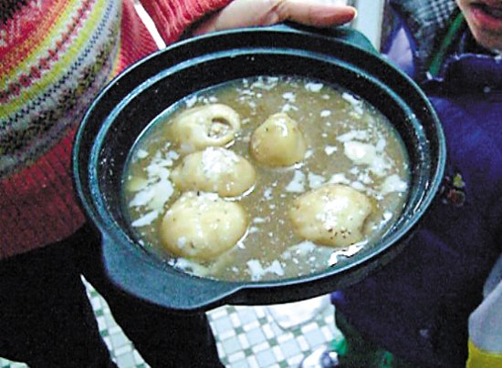 由于放置時間過久，鍋里的湯圓已經(jīng)非常大，湯圓皮上浮現(xiàn)很多白色物質。