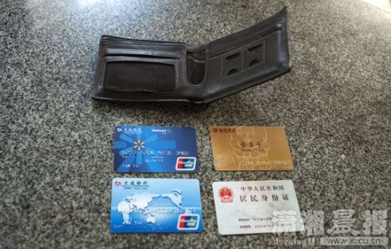 12月24日，長(zhǎng)沙雨花區(qū)美聯(lián)天驕城，當(dāng)事人范先生展示小偷寄回的錢(qián)包、身份證和銀行卡。