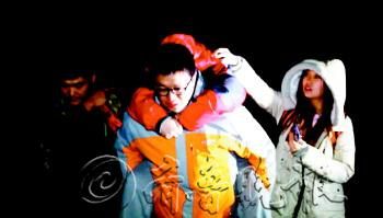 途中女隊友小妮突發(fā)高燒,男隊員輪流背了她三個小時,直到網(wǎng)友開車來接 途中女隊友小妮突發(fā)高燒,男隊員輪流背了她三個小時,直到網(wǎng)友開車來接