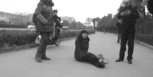 鄭大姐坐在地上，警方趕到進(jìn)行施救。（視頻截圖由警方提供）