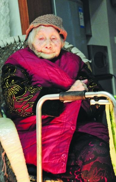 正在取暖的熊婆婆。見習(xí)記者 楊榮峰 攝