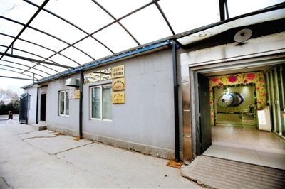 2月25日，北京石景山醫(yī)院，太平間旁的一間辦公室外掛有“八寶山殯儀館石景山醫(yī)院服務(wù)站”的牌子。本版攝影/新京報記者 王叔坤