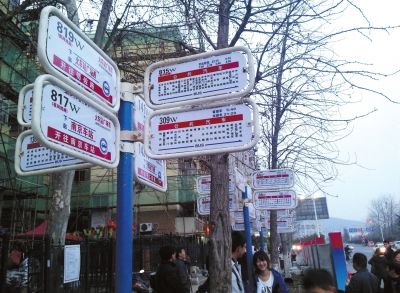 3月16日，江蘇省南京市，眾多乘客在“火車站廣場東”站臺候車。圖/東方IC