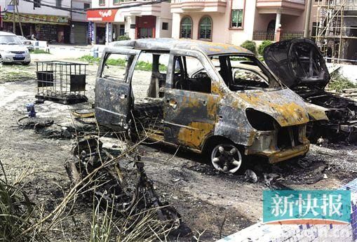 涉事面包車(chē)燒剩鐵殼。