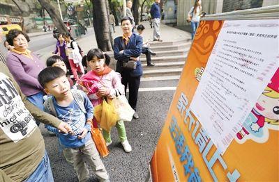 昨日，中華路小學(xué)貼出告示，提醒家長(zhǎng)不要相信傳言。