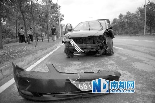 男子搶的比亞迪轎車車頭損毀嚴(yán)重。