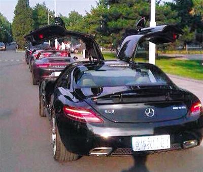 近日，一組“北體大畢業(yè)典禮豪車云集堪比車展”組圖在網(wǎng)絡(luò)爆紅。網(wǎng)絡(luò)截圖