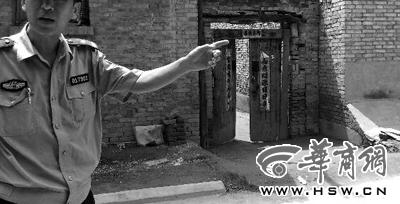 昨日，西安市閻良區(qū)譚家村，警方在孫某家調(diào)查 記者 黃利健 攝