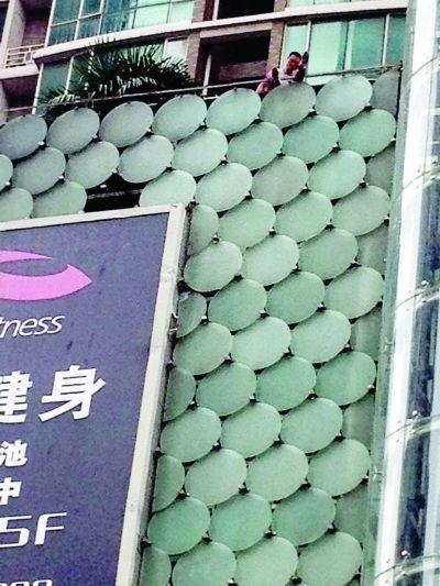 環(huán)亞廣場(chǎng)5樓露臺(tái)上，有一男子揚(yáng)言跳樓。