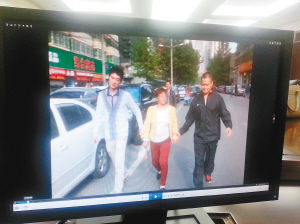 便衣民警將一名“站街女”帶回調(diào)查。 便衣民警將一名“站街女”帶回調(diào)查。