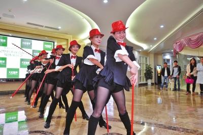 重慶12名廣場(chǎng)舞大媽赴醫(yī)院整容 稱為上羊年春晚 重慶12名廣場(chǎng)舞大媽赴醫(yī)院整容 稱為上羊年春晚