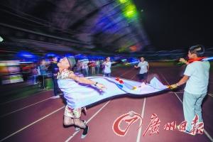 廣州大學(xué)城男生踩高跟鞋賽跑 跑后更懂體諒女友 廣州大學(xué)城男生踩高跟鞋賽跑 跑后更懂體諒女友