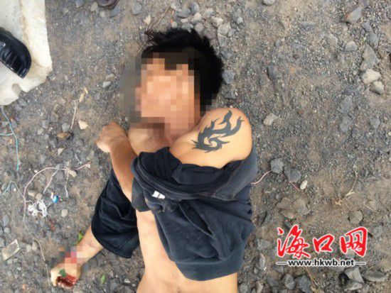 死亡的男子，左手手臂上有紋身