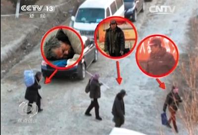 乞討完畢后，各有分工的乞討者們聚在一起，結(jié)伙回到居住地。央視截圖