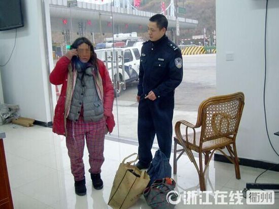 1月30日，衢州高速交警發(fā)現(xiàn)了徒步走在高速楓嶺關(guān)卡口的汪女士