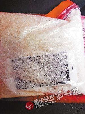 落水后，把手機(jī)放進(jìn)大米里吸水