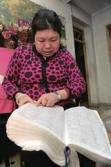 背單詞，是很多學(xué)生學(xué)習(xí)英語(yǔ)時(shí)最頭疼的事兒，而西安51歲大學(xué)英語(yǔ)老師李艷芝在兩年內(nèi)背完《英漢大詞典》22萬(wàn)個(gè)英語(yǔ)詞匯，學(xué)生稱贊其為一本活的《英漢大詞典》；兒子自小患有自閉癥，生活不能自理，20年前又與丈夫離婚，面對(duì)生活的不幸，她秉承“你必須一直向前”的信念。