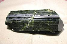 近日，商南縣奇石愛好者潘某在青山鎮(zhèn)鐵礦開采區(qū)發(fā)現(xiàn)一塊疑似綠簾石，有待相關(guān)專家和權(quán)威機(jī)構(gòu)認(rèn)定。