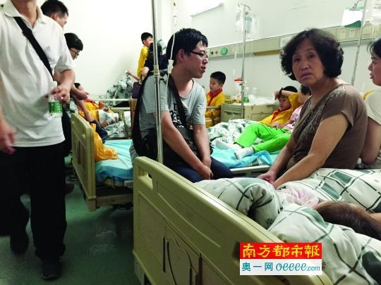  昨晚，家長(zhǎng)們陪著誤食鼠藥的孩子們?cè)卺t(yī)院就診。