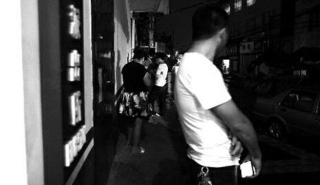 通過聊天軟件陌陌，男子小黃認(rèn)識(shí)了女孩小李，兩三天后，兩人就住到了一起。但好景不長(zhǎng)，兩人在一起僅過了十幾天，戀愛關(guān)系即破裂，小黃稱曾給小李花了一萬余元。日前，小黃以詐騙為由將小李帶到派出所。