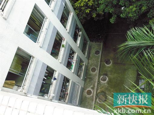 據(jù)目擊者稱,當時墜樓者躺在右排中、下兩個井蓋中間附近。