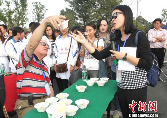 圖為外國友人品嘗揚州炒飯?！〈藜衙鳌z